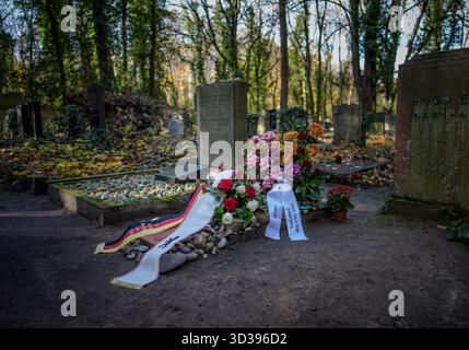 Berlin, Deutschland. November 2025. Das Grab von Margot Friedländer, das vor dem 104. Geburtstag auf dem Jüdischen Friedhof in Berlin-Weißensee genommen wurde. Friedländer starb im Mai 2025 im Alter von 103 Jahren. Quelle: Michael Kappeler/dpa/Alamy Live News Stockfoto