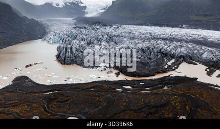 Luftaufnahme der Gletscherzunge und des Gletschersees in Vatnajokull, Island Stockfoto