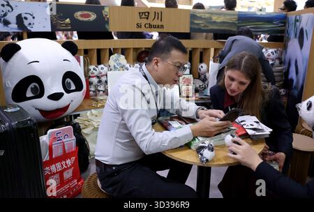 London, Großbritannien. November 2025. Menschen sprechen im China-Pavillon des World Travel Market (WTM) London 2025 in London, Großbritannien, 4. November 2025. Die WTM London 2025 wurde am Dienstag eröffnet und der China-Pavillon machte auf seine zahlreichen touristischen Ressourcen und seine kulturelle Attraktivität aufmerksam. Quelle: Li Ying/Xinhua/Alamy Live News Stockfoto