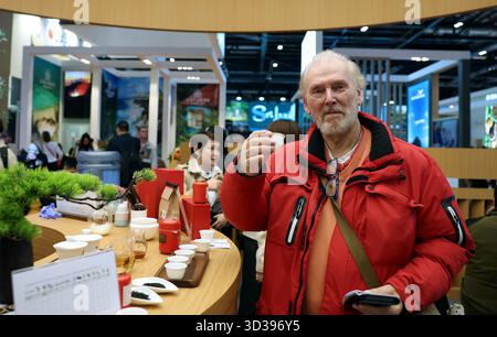 London, Großbritannien. November 2025. Ein Mann schmeckt chinesischen Tee im China-Pavillon des World Travel Market (WTM) London 2025 in London, Großbritannien, 4. November 2025. Die WTM London 2025 wurde am Dienstag eröffnet und der China-Pavillon machte auf seine zahlreichen touristischen Ressourcen und seine kulturelle Attraktivität aufmerksam. Quelle: Li Ying/Xinhua/Alamy Live News Stockfoto