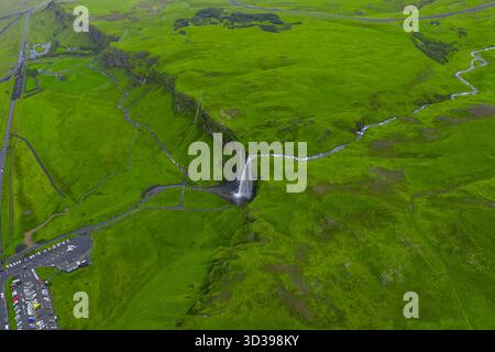 Luftaufnahme des Seljalandsfoss Wasserfalls und der Felder im Süden Islands Stockfoto
