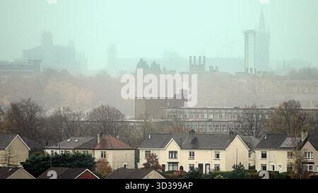 Glasgow, Schottland, Großbritannien. November 2025. Wetter in Großbritannien: Nasser Tag und dunkel über der Stadt mit eingeschränkter Sicht über die Universität Glasgow und den Galopp der Stadt vom West End. Credit Gerard Ferry/Alamy Live News Stockfoto