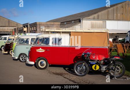Eine Reihe von Volkswagen Typ 2 Campern mit geteiltem Bildschirm feiert ihr 75-jähriges Jubiläum beim Goodwood Revival 2025, Sussex. 1962 Ripley Land Walmsley G50. Stockfoto