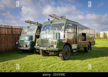 Two1955 Bedford „Green Goddess“ RLHZ Selbstfahrspumpen. Die Hilfsmodelle der zivilen Feuerwehrfahrzeuge. Noch heute in Notfällen im Einsatz. Stockfoto
