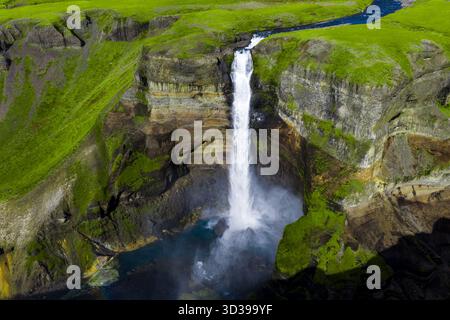 Luftaufnahme des Haifoss Wasserfalls und Canyons im Süden Islands Stockfoto