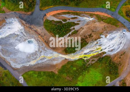 Aus der Vogelperspektive des Geysir-Geothermiegebiets im Goldenen Kreis Islands Stockfoto