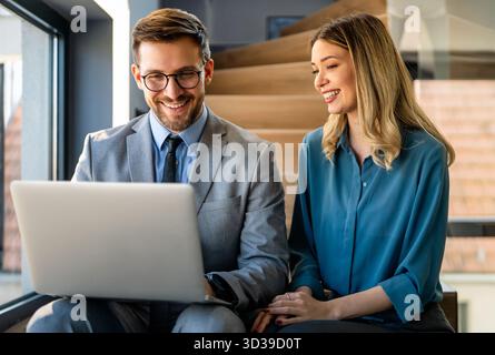 Gruppe von Multi-ethnischen Unternehmensteams, die an einem Projekt in modernen Büros zusammenarbeiten Stockfoto