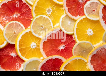 Nahaufnahme von Reifen saftigen Orangen-, Grapefruit- und Zitronenfruchtscheiben, Essenshintergrund Stockfoto