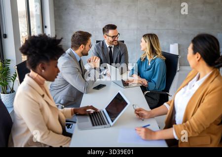 Gruppe von Multi-ethnischen Unternehmensteams, die an einem Projekt in modernen Büros zusammenarbeiten Stockfoto
