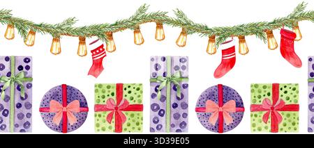 Geschenke, Tannengirlande, leuchtende Lichter und rote Strümpfe. Handgemaltes nahtloses Banner in Aquarellfarben isoliert auf weiß perfekt für Weihnachtskarten, Verpackung Stockfoto
