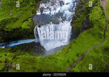 Blick von oben nach unten auf den isländischen Wasserfall und den felsigen Beckenweg Stockfoto