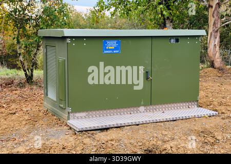 Saint-Ferréole-de-Comminges, Frankreich; 1. November 2025: Neu installierte Transformatorbox für grüne Erdung als Teil der Modernisierung des ländlichen Mittel- und Niederspannungsnetzes Stockfoto
