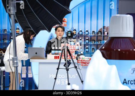 (251105) -- SHANGHAI, 5. November 2025 (Xinhua) -- Ein Mitarbeiter führt ein Livestreaming auf dem Ausstellungsbereich Medical Equipment & Healthcare Products der achten China International Import Expo im ostchinesischen Shanghai vom 5. November 2025 durch. Die achte China International Import Expo (CIIE) mit dem größten Ausstellungsgelände in ihrer Geschichte und einer Rekordzahl an Ausstellern hat 4.108 Aussteller aus dem Ausland aus 155 Ländern, Regionen und internationalen Organisationen mit einer Ausstellungsfläche von mehr als 430.000 Quadratmetern angezogen. Gutschrift: Stockfoto