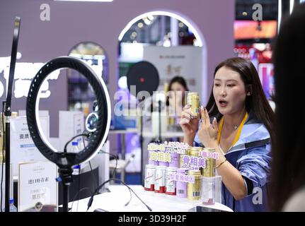 (251105) -- SHANGHAI, 5. November 2025 (Xinhua) -- Ein Mitarbeiter führt ein Livestreaming auf dem Ausstellungsbereich Medical Equipment & Healthcare Products der achten China International Import Expo im ostchinesischen Shanghai vom 5. November 2025 durch. Die achte China International Import Expo (CIIE) mit dem größten Ausstellungsgelände in ihrer Geschichte und einer Rekordzahl an Ausstellern hat 4.108 Aussteller aus dem Ausland aus 155 Ländern, Regionen und internationalen Organisationen mit einer Ausstellungsfläche von mehr als 430.000 Quadratmetern angezogen. Gutschrift: Stockfoto