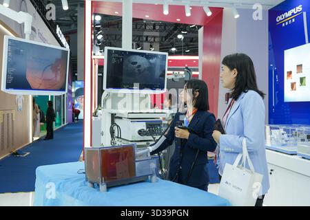 (251105) -- SHANGHAI, 5. November 2025 (Xinhua) -- ein Aussteller zeigt am Stand der Olympus auf dem Messegelände Medical Equipment & Healthcare Products der achten China International Import Expo (CIIE) im ostchinesischen Shanghai, 5. November 2025, ein Verdauungsendoskopsystem. Die achte China International Import Expo (CIIE) mit dem Thema „New Era, Shared Future“ hat 4.108 Aussteller aus dem Ausland aus 155 Ländern, Regionen und internationalen Organisationen angezogen – mit der gesamten Ausstellungsfläche Stockfoto