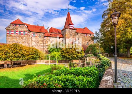 Lauf an der Pegnitz, Deutschland. Blick auf die Wenzelburg, Wasserspiegelung in Pegnitz, Fluss, mittelalterliches Bayern. Stockfoto