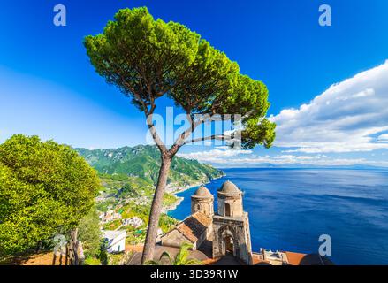 Ravello, Amalfiküste. Friedliche Hügellandschaft in Italien mit wunderschöner Kirche, Zypressen und herrlichem Meerblick. Stockfoto
