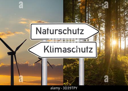 (Fotomontage) Richtungspfeile vor einem Bild mit Windturbinen und einem Bild mit einem Wald zeigen die Optionen KLIMASCHUTZ und NATUR an Stockfoto