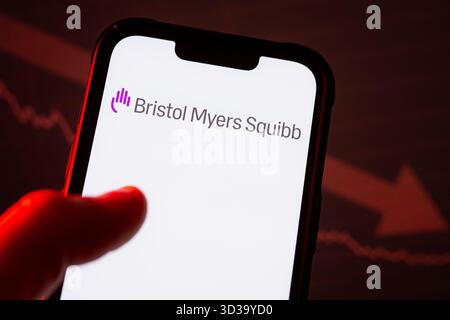 In dieser Abbildung ist ein Bristol Myers Squibb Logo auf einem Smartphone zu sehen. Stockfoto