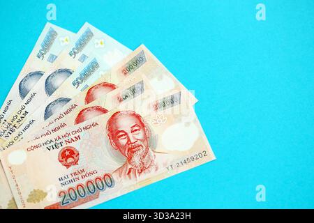 Vietnamesische Dong-Geldscheine in großer Höhe in der Nähe von Blau. Finanz- und Bankkonzept Stockfoto