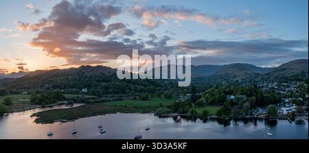 Erhöhter Blick auf den Sonnenuntergang über dem See windermere am waterhead ambleside mit Blick über die Stadt in Richtung der Hügelkette, die als fairfield Hufeisen bekannt ist Stockfoto