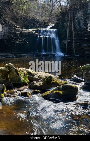 west burton Falls oder Kessel Falls auf dem walden Beck in wensleydale im yorkshire dales National Park im Norden yorkshire england Frühling keine Menschen Stockfoto