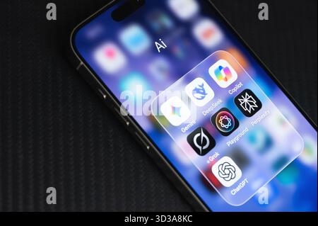 New York, USA – 4. November 2025: Verschiedene Ai-Apps auf dem iphone Smartphone sehen den Hintergrund aus der Nähe Stockfoto