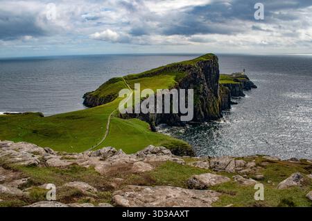 Isle of Skye, Schottland: Blick auf die steilen Klippen des Leuchtturms Neist Point, Landzunge und Aussichtspunkt auf dem westlichsten Punkt der Duirinish Halbinsel Stockfoto