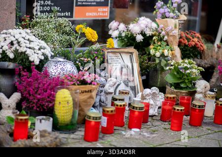 Oldenburg, Deutschland. November 2025. Zahlreiche Fotos, Blumen und Kerzen am Tatort in der Innenstadt erinnern an Lorenz, der durch Polizeischüsse tödlich verletzt wurde. Nach der tödlichen Erschießung des 21-jährigen Lorenz in Oldenburg erhob die Staatsanwaltschaft Anklage gegen einen Polizisten wegen fahrlässiger Tötung. Quelle: Hauke-Christian Dittrich/dpa/Alamy Live News Stockfoto