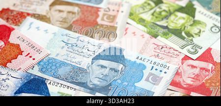 Pakistanische Rupien Banknoten. Die aktuellen pakistanischen Geldrechnungen liegen in großer Höhe auf dem Tisch. Das Konzept des Geschäfts und der Investitionen in Pakistan Stockfoto