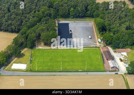 Luftaufnahme der Baustelle Kunstrasenrenovierungsprojekt des Fußballplatzes SV Lippramsdorf in Haltern am See in der Hohen Mark-Westmue Stockfoto