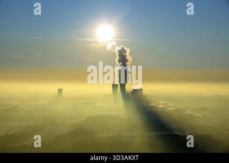 Luftaufnahme, RWE Kohlekraftwerk Westfalen, Morgeneindruck, im Vergleich zum blauen Himmel und Kraftwerksrauch, Kühlturm, Hamm, Ruhrgebiet Stockfoto
