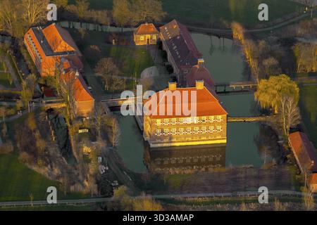 Die Burg Oberwerries ist eine zweiflügelige Wasserburg in der Lippaue des Landkreises Hamm-Heessen. Gefüllte Transplantate nach dem Bau, Stockfoto