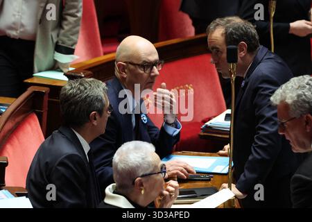 Paris, Frankreich. November 2025. Der französische Premierminister Sebastien Lecornu, der französische Wirtschafts- und Finanzminister Roland Lescure und der französische Minister für kleine und mittlere Unternehmen Serge Papin wurden hier während einer Sitzung mit Anfragen an die Regierung in der französischen Nationalversammlung am 5. November 2025 in Paris gesehen. Foto: Henri Szwarc/ABACAPRESS.COM Credit: Abaca Press/Alamy Live News Stockfoto