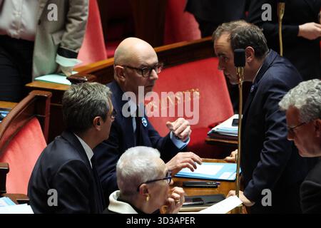 Paris, Frankreich. November 2025. Der französische Premierminister Sebastien Lecornu, der französische Wirtschafts- und Finanzminister Roland Lescure und der französische Minister für kleine und mittlere Unternehmen Serge Papin wurden hier während einer Sitzung mit Anfragen an die Regierung in der französischen Nationalversammlung am 5. November 2025 in Paris gesehen. Foto: Henri Szwarc/ABACAPRESS.COM Credit: Abaca Press/Alamy Live News Stockfoto