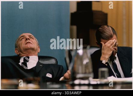 Präsident Lyndon B Johnson und Verteidigungsminister Robert McNamara in TESSE Cabinet Room Meeting, Washington, District of Columbia, 7. Februar 1968. (Foto von Yoichi Okamoto/Johnson White House Photos Stockfoto