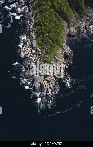 Blick aus der Vogelperspektive auf den wunderschönen felsigen Strand in der Nähe von Sozopol, Burgas, Bulgarien Stockfoto