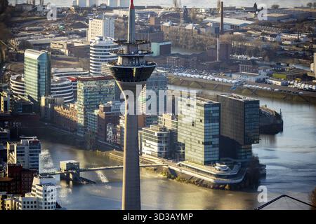 Luftaufnahme, Rheinturm, Fernsehturm, Medienhafen, Düsseldorf, Rheinland, Nordrhein-Westfalen, Deutschland, am Handelshafen, Aussichtsturm, Büro Stockfoto