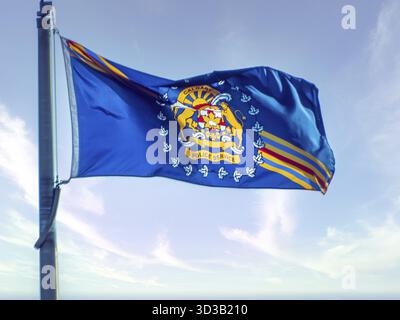 Calgary, Alberta, Kanada. Juni 2025. Eine markante Flagge des Calgary Police Service winkt stolz unter einem klaren Himmel, symbolisiert die Strafverfolgung, die Gemeinschaft Stockfoto