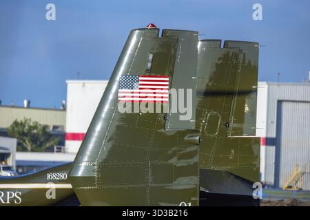 Calgary, Alberta, Kanada. Juni 2025. Eine Nahaufnahme der Heckflosse eines Militärflugzeugs zeigt stolz die amerikanische Flagge und Identifikationsnummern, si Stockfoto