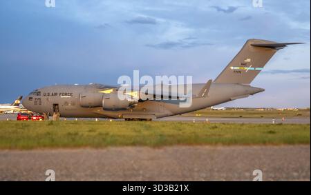 Calgary, Alberta, Kanada. Juni 2025. Eine beeindruckende C-17 Globemaster III der US Air Force steht auf dem Asphalt am Calgary International Airport A bereit Stockfoto