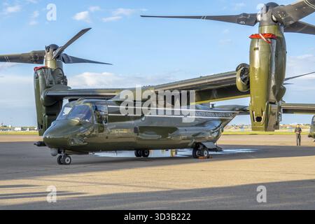 Calgary, Alberta, Kanada. Juni 2025. Ein prominentes MV-22B Osprey, ein Tiltrotor-Flugzeug, wird auf einem Flugplatz gesehen und unterstreicht sein einzigartiges Design und MI Stockfoto