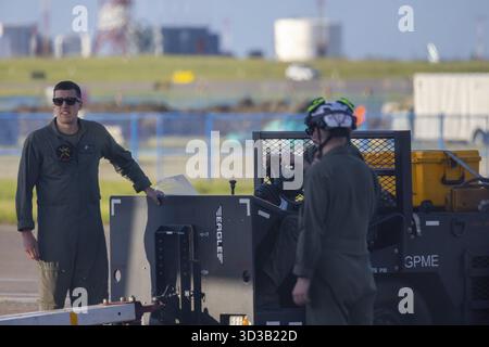 Calgary, Alberta, Kanada. Juni 2025. Zwei Mitarbeiter der amerikanischen Luftwaffe stehen in der Nähe der Bodenausrüstung der Luft- und Raumfahrt, einer beobachtet, der andere sitzt auf einem Stockfoto