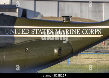 Calgary, Alberta, Kanada. Juni 2025. Eine Nahansicht des Rumpfes eines Militärflugzeugs, die deutlich sichtbar den Text des UNITED STATES MARINE CORPS zeigt, hoch Stockfoto