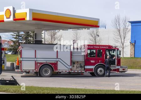 Calgary, Alberta, Kanada. Juni 2025. Ein Rocky View County Fire Department Truck parkt an einer Shell Tankstelle, was wichtige Notfälle hervorhebt Stockfoto