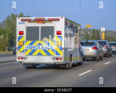 Calgary, Alberta, Kanada. Juni 2025. Auf der Rückseite eines Ambulanzwagens von Alberta Health Services, der die Notfallmarkierungen deutlich sichtbar zeigt, wird das vit hervorgehoben Stockfoto