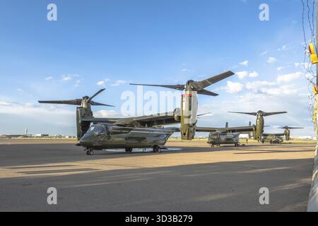 Calgary, Alberta, Kanada. Juni 2025. Eine Formation der Bell Boeing V-22 Ospreys auf einem Flugplatz unter einem riesigen Himmel, die ihre einzigartigen Tiltrotor des zeigen Stockfoto