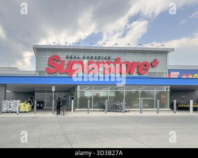 Calgary, Alberta, Kanada. Juni 2025. Eine lebendige Aufnahme eines modernen echten kanadischen Superstores, in dem die markanten roten Schilder unter einem hellen Clo hervorgehoben werden Stockfoto