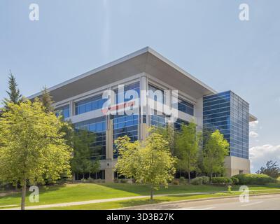 Calgary, Alberta, Kanada. Juni 2025. Ein modernes Bürogebäude in Quarry Park, Calgary, mit eleganter Architektur und üppigem Ambiente Stockfoto