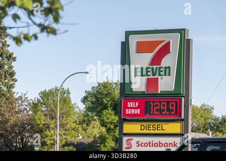 Calgary, Alberta, Kanada. Juni 2025. Eine klare Aufnahme eines 7-Eleven Tankstellenschilds in Calgary, das die Kraftstoffpreise einschließlich 129 anzeigt, was den aktuellen Wert widerspiegelt Stockfoto